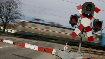 Tragic. O femeie şi 3 copii, loviţi de o locomotivă