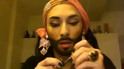 CONCHITA WURST, femeia cu BARBĂ, te învaţă CUM SĂ TE MACHIEZI