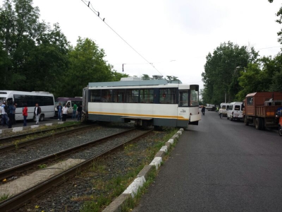 Un tramvai de pe linia 41 s-a rupt în două