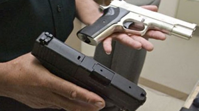 Poliţistul care şi-a &icirc;mpuşcat accidental &icirc;n g&acirc;t un coleg de serviciu, cercetat disciplinar