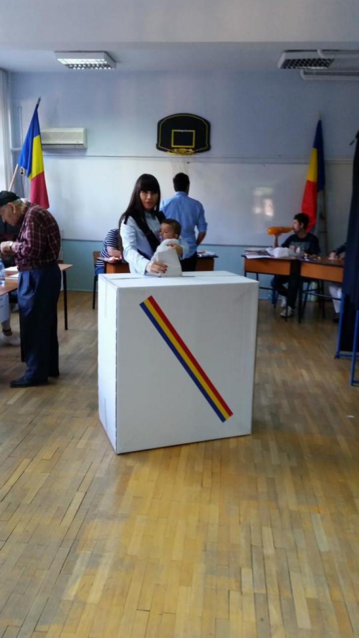 EUROPARLAMENTARE 2014. Elena Băsescu, la vot cu soţul şi fiica sa