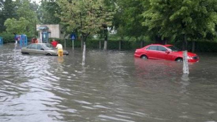Aproape 200 de persoane izolate, zeci de localităţi inundate