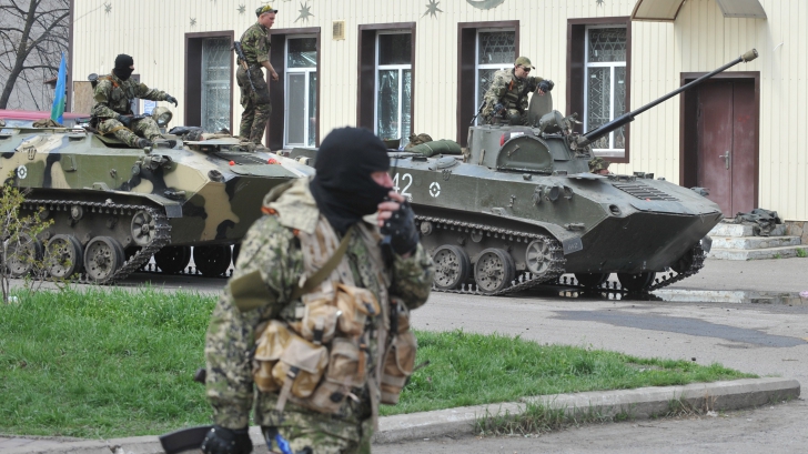 Separatişti proruşi, bine înarmaţi, la un punct de control din Slaviansk. Foto: Mediafax FOTO