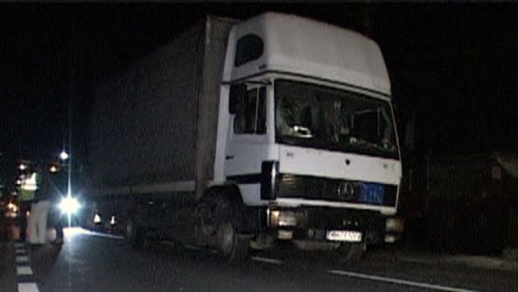 SFÂRŞIT TRAGIC: Un pieton beat a murit după ce a fost acroşat de un camion