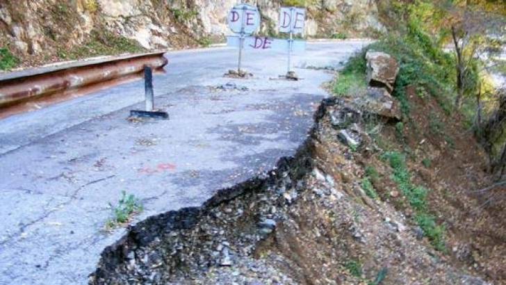Mai multe tronsoane de drum, închise din cauza alunecărilor de teren şi eroziunilor