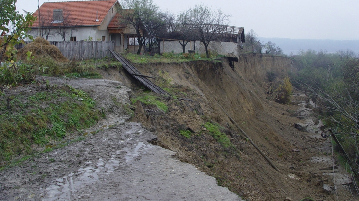 Alunecare masivă de teren într-o localitate din Dâmboviţa, unde s-a surpat un deal