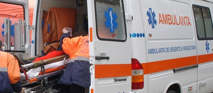 IMPACT VIOLENT între un microbuz şi o cisternă: 6 răniţi