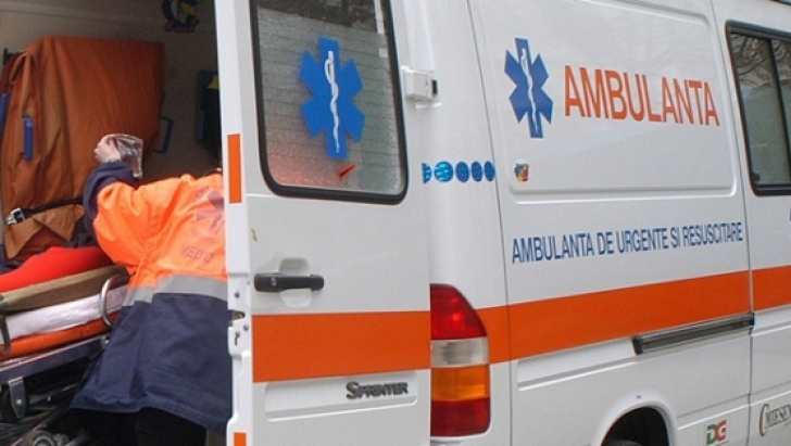 O ambulanţă s-a răsturnat, după ce a fost lovită de o maşină de teren