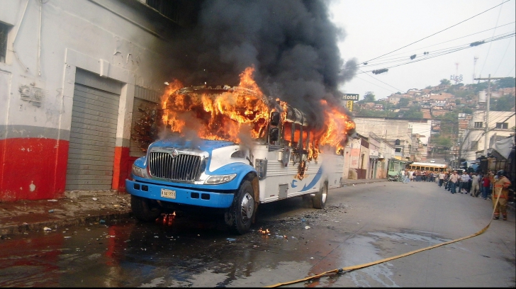 TRAGEDIE. Treizeci şi unu de copii au ars de vii într-un autocar, în Columbia
