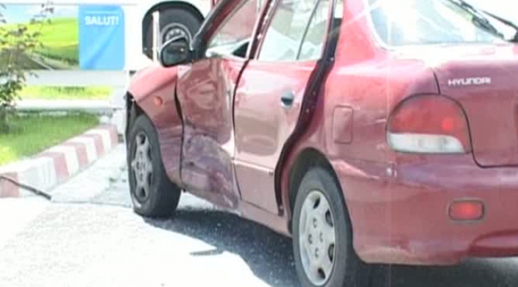 ACCIDENT SPECTACULOS: A intrat cu maşina într-o BENZINĂRIE
