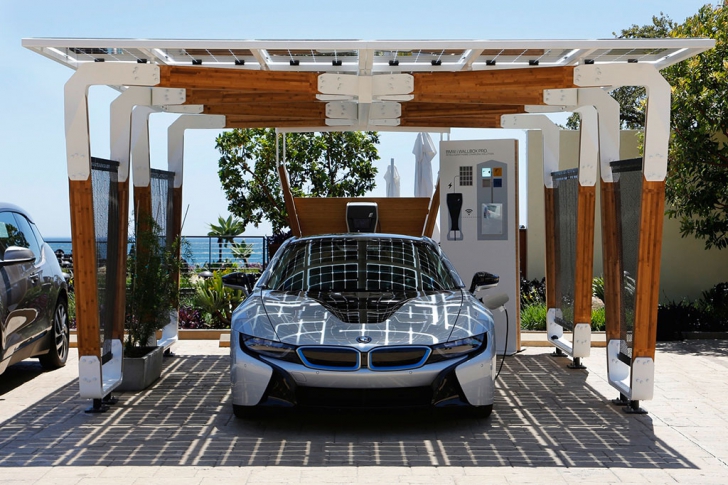 BMW „Solar carport”: Garajul BMW cu panouri solare pentru încărcarea maşinilor electrice