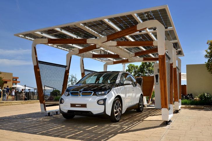 BMW „Solar carport”: Garajul BMW cu panouri solare pentru încărcarea maşinilor electrice