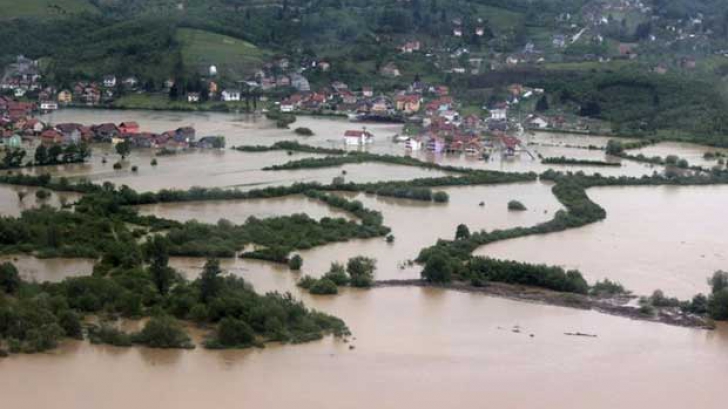 Inundaţiile dim Bosnia afectează un sfert din populaţia ţării