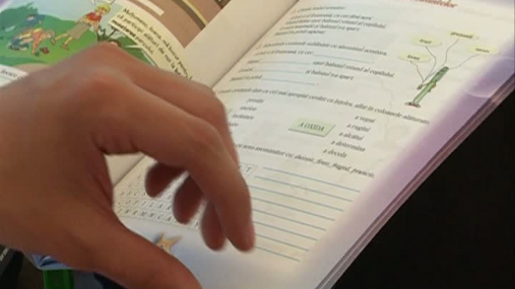 Ministerul Educaţiei este obligat să amâne licitaţia pentru manualele digitale