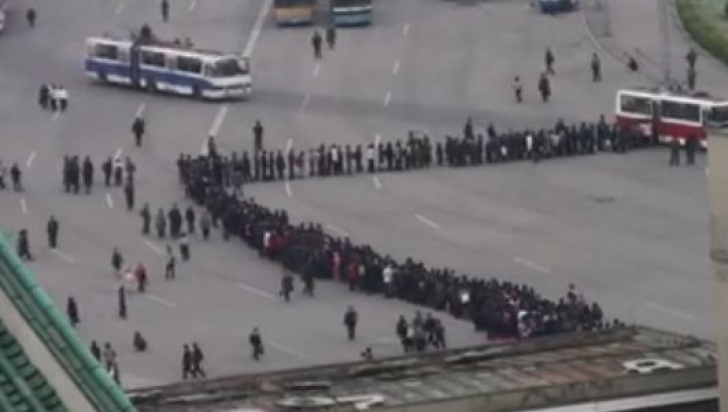 Cum stau sute de nord-coreeni la coadă pentru a se urca în autobuz