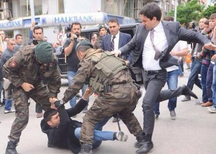 Consilierul lui Erdogan loveşte un protestatar