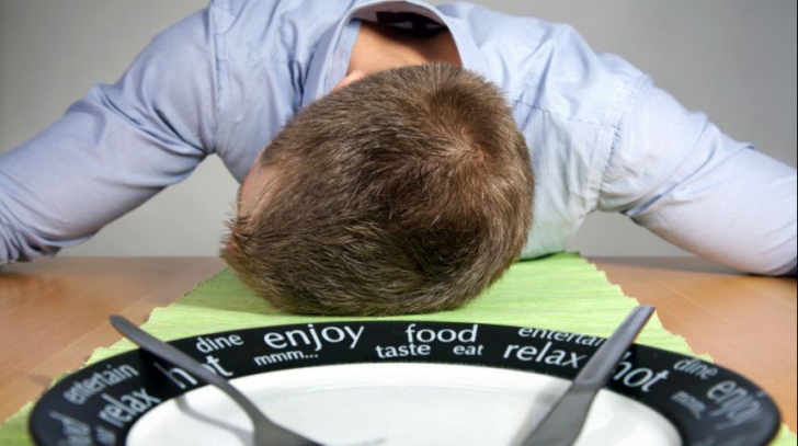De ce ţi-e somn după ce mănânci şi cum poţi scăpa de problemă