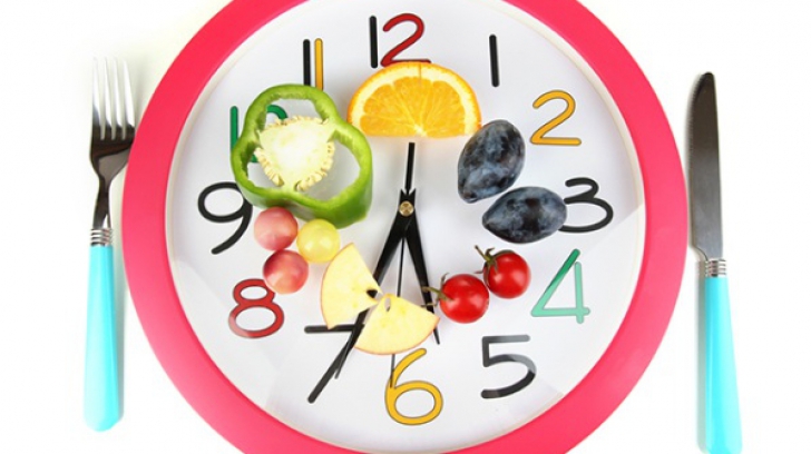 STUDIU: Două mese copioase pe zi ţin mai bine sub control greutatea şi glicemia, faţă de 6 gustări