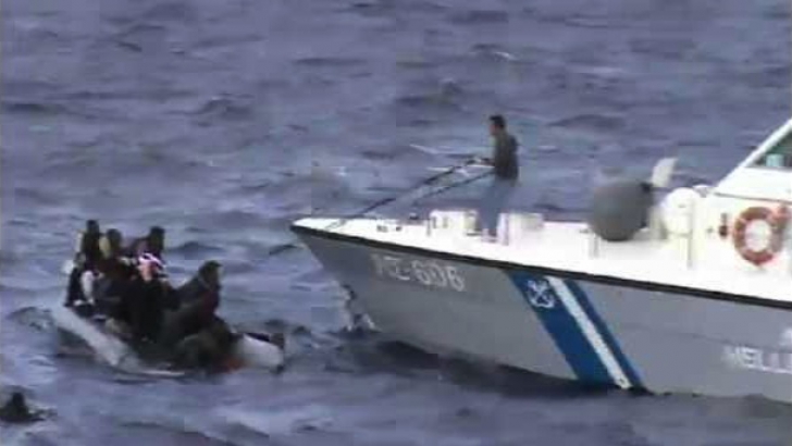 Zeci de persoane au murit după ce două vapoare cu imigranţi au naufragiat