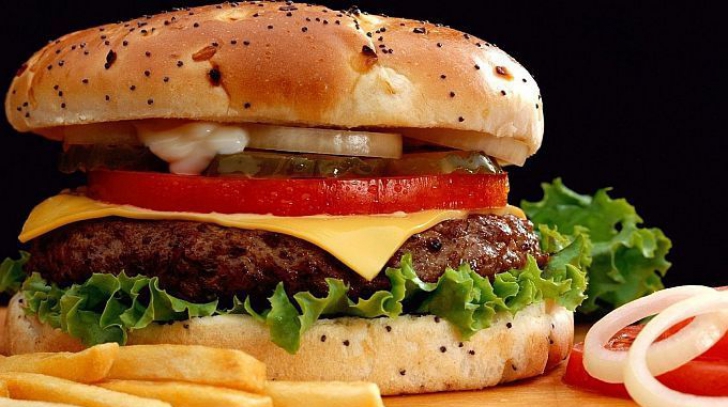 DOSAR HISTORIA. Cum s-a născut Hamburgerul, chifteluţa americană cu nume nemţesc?