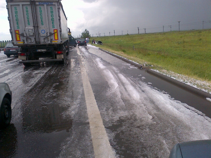 Urmările unei ploi cu grindină pe autostrada A1