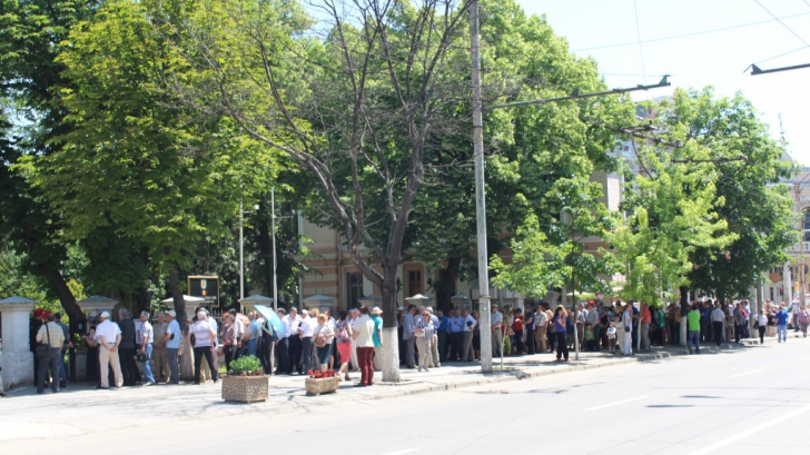 Cozi uriaşe în Chişinău, la secţiile de vot