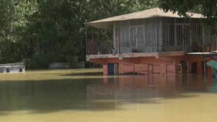Inundații pe Dunăre. Un fost restaurant a fost înghițit de ape