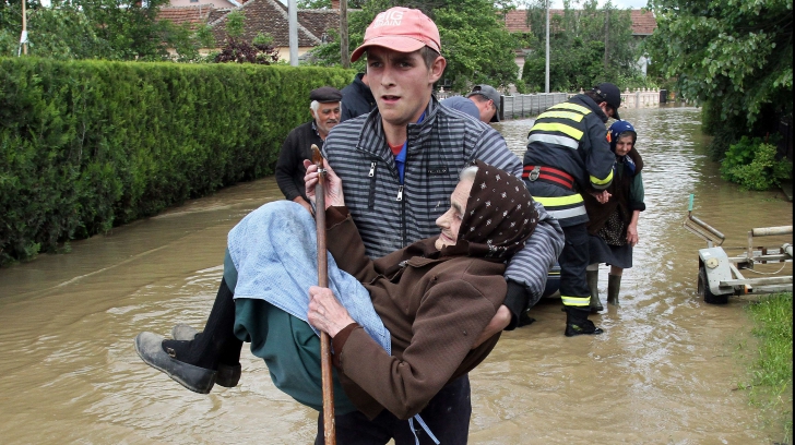 Inundaţiile ameninţă principala centrală electrică din Serbia şi zonele minate din Bosnia