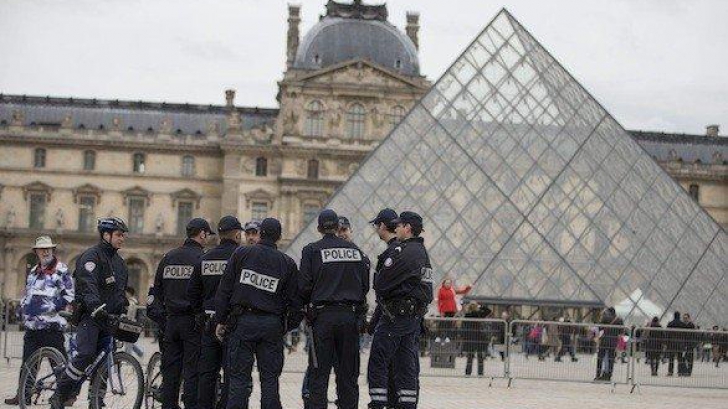 Cluj: Bărbat acuzat că fura de la turişti care vizitau Muzeul Luvru din Paris, arestat