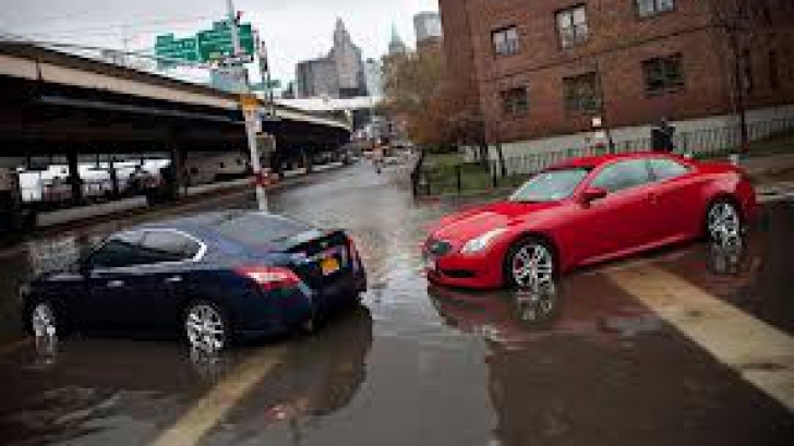 Firmele de asigurări au veşti proaste pentru şoferii care au INTRAT cu MAŞINA pe străzile inundate