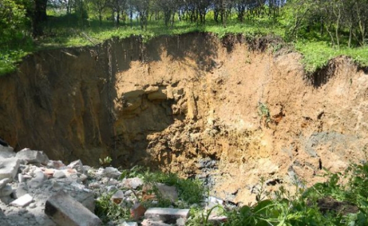 Surpare masivă de teren la Lupeni, în gospodăria unei familii