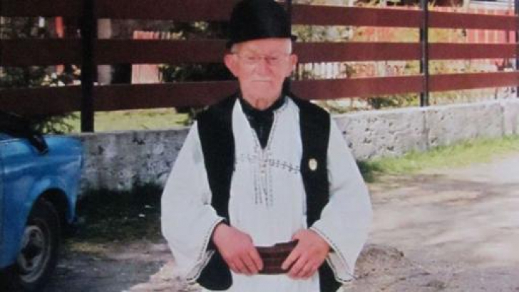 Povestea românului care toată viaţa a purtat costum popular 