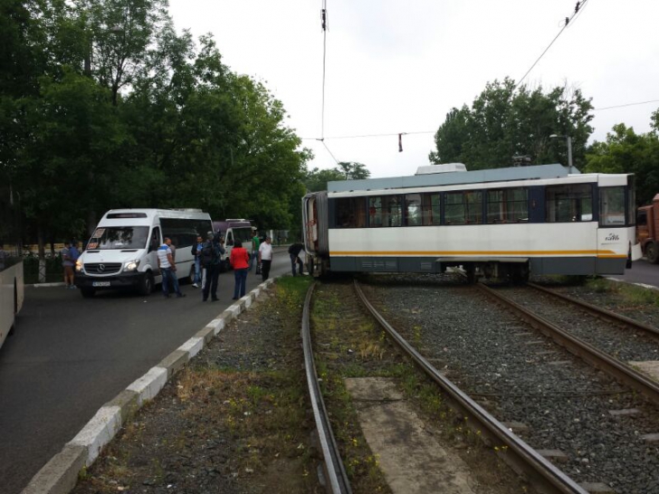 Un tramvai de pe linia 41 s-a rupt în două