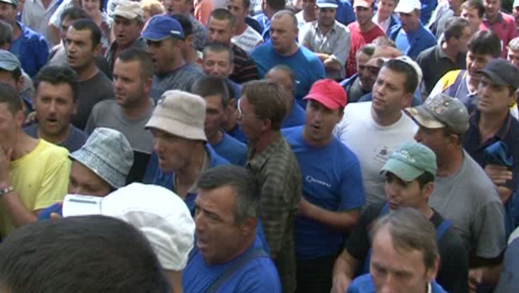 Peste 50 de foşti angajaţi ai Oltchim protestează &icirc;n faţa Prefecturii V&acirc;lcea