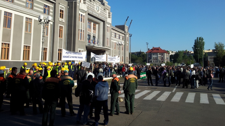Peste 2.000 de angajaţi din Portul Constanţa protestează în faţa Primăriei