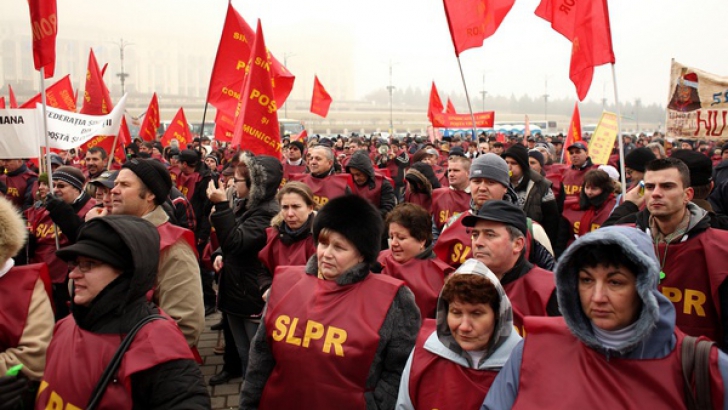 Zeci de sindicalişti au pichetat Poşta Română. Conducerea i-a invitat la dialog