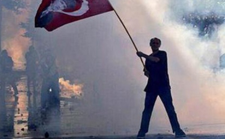 Noi confruntări între protestatari şi forţele de ordine, la Istanbul