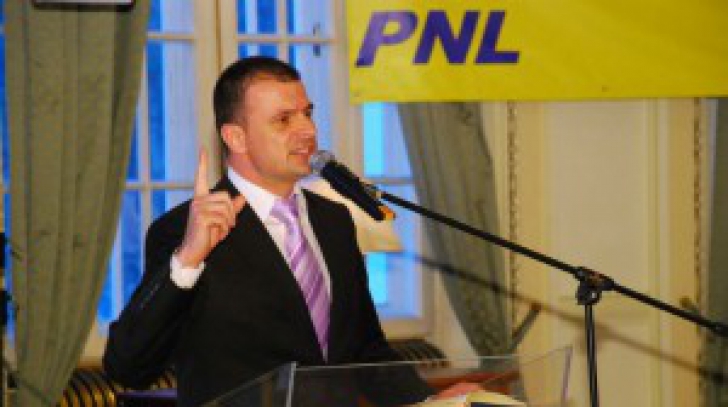 Scandal în PNL Prahova:Liderul filialei a schimbat yala de la sediu, interzicând accesul liberalilor