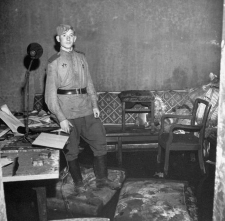 Imagini din buncărul lui Hitler