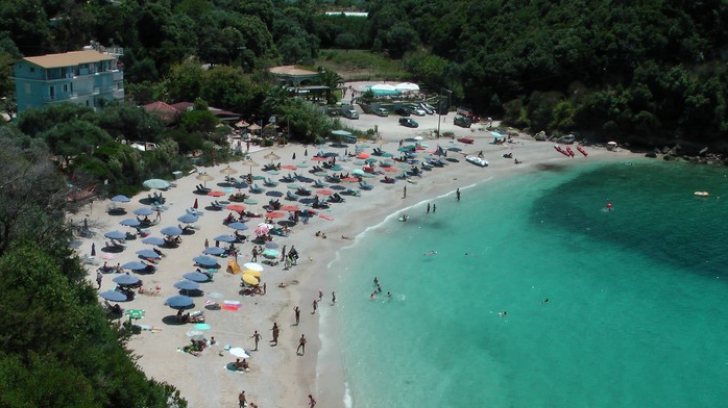Statul elen vinde cele mai frumoase plaje din Grecia