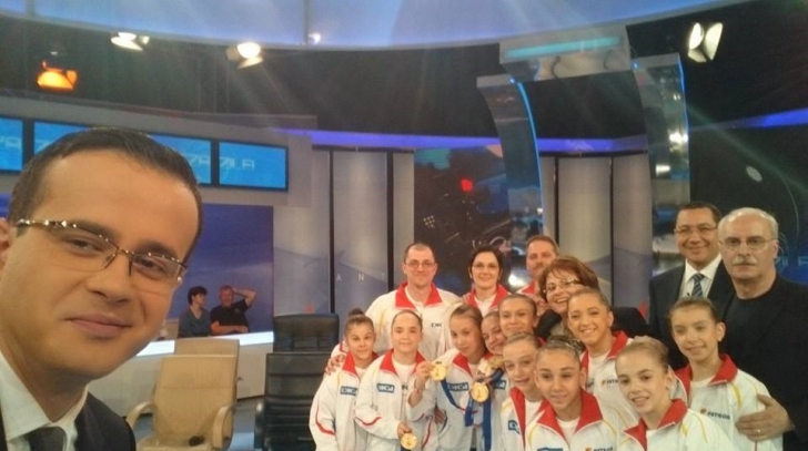 Victor Ponta, selfie ELECTORAL cu gimnastele României