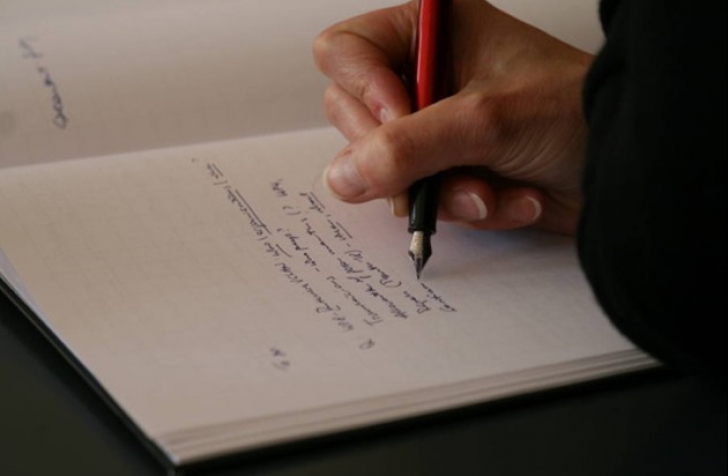 E mai eficient scrisul de mână decât pe un notebook? Ce spun studiile