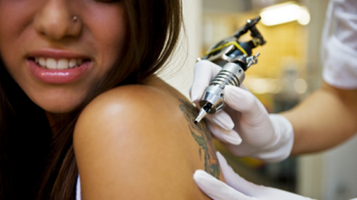 Tatuajele şi piercing-urile pentru orbi şi bolnavii de SIDA, INTERZISE de Ministerul Sănătăţii