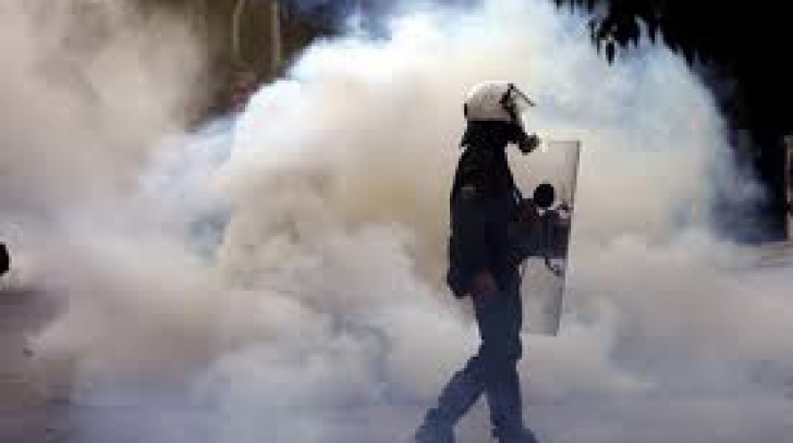 AFP: Scutierii au intervenit cu gaze lacrimogene la manifestaţia de 1 mai
