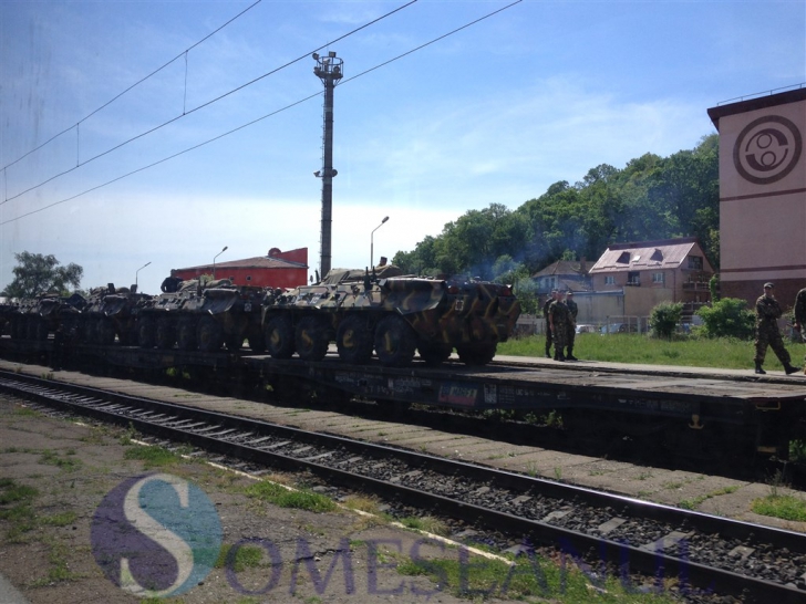 Utilaje militare îmbarcate pe platforme de vagoane CFR Marfă la Dej, judeţul Cluj