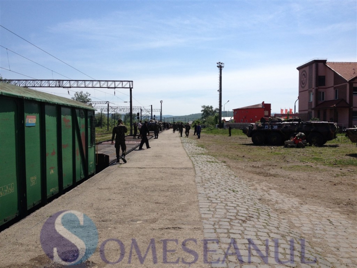 Utilaje militare îmbarcate pe platforme de vagoane CFR Marfă la Dej, judeţul Cluj