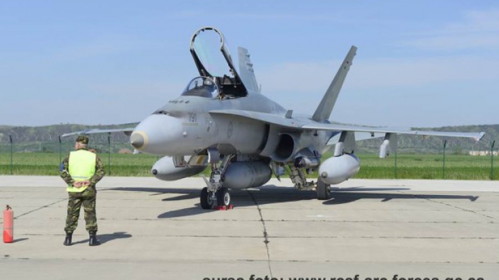 Un avion de luptă F 18 a aterizat pe Aeroportul Militar Bacău