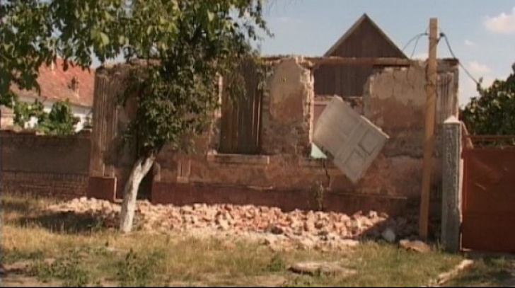 Un bărbat a murit după ce peretele unei case la demolarea căreia lucra a căzut peste el