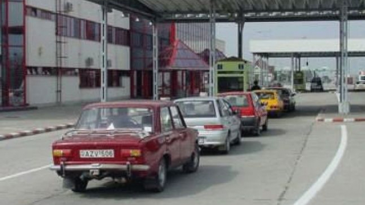 150 de maşini merg bară la bară spre Bulgaria.