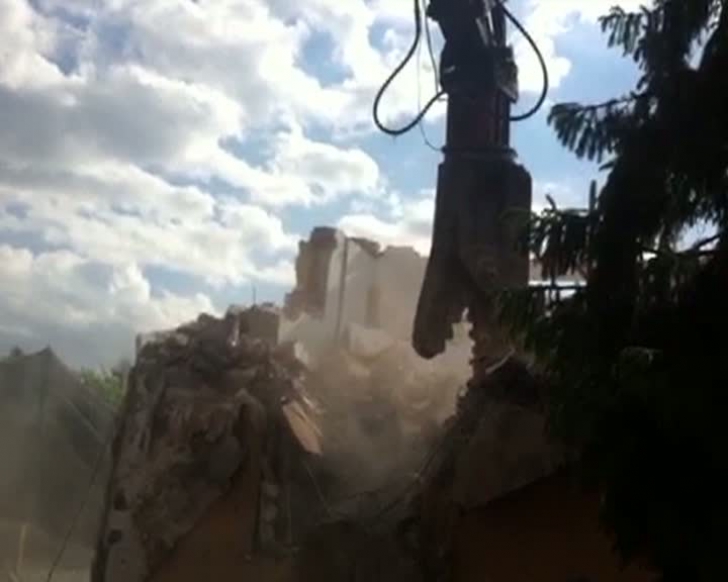 Un clujean a reușit să demoleze vila vecinului 
